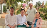 Ông Bùi Văn Thu (đứng giữa) và gia đình anh Nguyễn Huy Cường (trước đây anh Cường từng bị điên nay đã khỏi bệnh)