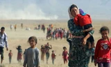 Người Yazidi ở Iraq sơ tán khỏi một thị trấn bị IS tấn công. Ảnh: Mirror