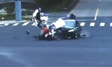 Pha tai nạn kinh hoàng giữa ô tô và xe máy