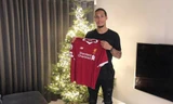 Virgil van Dijk cầm trên tay áo đấu của Liverpool. Ảnh: Getty Images