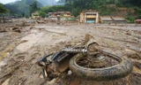 Hàng loạt xe máy biến dạng trong bùn đất sau lũ ở Yên Bái