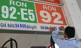 Các cây xăng đồng loạt tăng giá bán từ 12 giờ ngày 22-4 Ảnh: HỒNG THÚY 