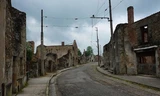 Vẻ hoang tàn của làng Oradour-sur-Glane cũ. Ảnh: Adrian Farwell.