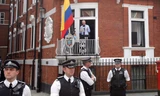 Julian Assange phát biểu từ ban công Sứ quán Ecuador ở London (Getty Images)