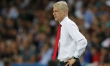 Wenger trong trận đấu với PSG. Ảnh: Reuters.