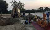 Suriya - ông chủ của Samruai, đã làm lễ tang và mời bốn vị sư tới cầu nguyện cho voi xấu số.