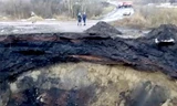 Miệng hố mới hình thành ở vùng Novokuznetsk của Siberia. Ảnh: Siberian Times