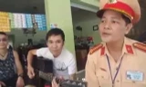 Cảnh sát giao thông hát với tài xế vi phạm trong khi xử phạt