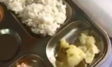 Phản ứng bữa cơm bán trú lèo tèo, phụ huynh đo độ dày miếng chả