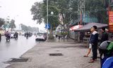 Cận cảnh vỉa hè lát đá xuống cấp trên đường 'kiểu mẫu' Lê Trọng Tấn 