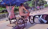 Bức ảnh khỏa thân đi xe đạp nhanh chóng được lan truyền trên các trang mạng ở Trung Quốc. Ảnh: Shanghaiist