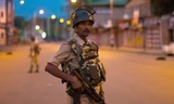 Lực lượng an ninh Ấn Độ tuần tra ở Kashmir. Ảnh: BBC