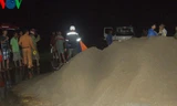 Đống cát chiếm hết lòng đường, khiến nam thanh niên tử nạn