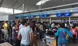 Đã xảy ra ùn ứ hành khách tại nhà ga đi quốc tế do phải chờ đợi làm thủ tục lên máy bay lâu hơn so với bình thường