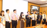 Ông Lê Đình Vinh (thứ 3 từ trái qua) trong kỳ thi tuyển năm 2015