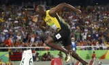 Usain Bolt vừa chạy vừa chờ đối thủ vẫn về nhất