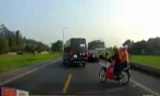 Ôtô tải chạy ngược chiều cán qua hai người đi xe máy