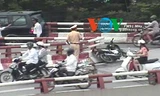 Cảnh sát giao thông có mặt tại hiện trường để giải quyết vụ việc.