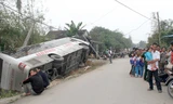 Xe khách lật, 30 người may mắn không bị thương