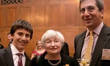 Bà Yellen cùng người bạn cũ - Andrew Rose và con trai ông. Ảnh: Andrew Rose