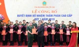 Phó Chánh án TANDTC Lê Hồng Quang trao quyết định bổ nhiệm cho các Thẩm phán Cao cấp. Ảnh Congly.vn