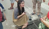 Đang đi trên đường, cô gái không may kẹt chân vào nắp cống.