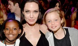 Angelina Jolie bên hai con gái - Zahara (trái) và Shiloh - trong một sự kiện đầu năm 2015.