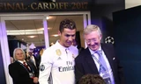 Sir Alex nán lại trong đường hầm để gặp Ronaldo
