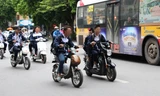 Hà Nội: Học sinh vô tư xe máy điện đầu trần xuống phố