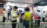 Kiểm tra an ninh trước khi vào khu vực cách ly tại sân bay Nội Bài (ảnh minh họa)