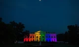 Màu cầu vòng lục sắc được thắp sáng trên Nhà Trắng. Ảnh: NY Times.