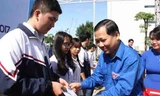 Anh Nguyễn Phi Long, Bí thư T.Ư Đoàn, Chủ tịch Hội LHTN Việt Nam trao 20 suất quà 20 em học sinh có hoàn cảnh khó khăn, vươn lên học giỏi