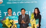 Lê Hữu Hiền, Phó Tổng giám đốc Tổng Cty Viễn thông Viettel trao giải thưởng “Tâm huyết” cho các khách hàng đạt giải