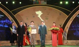 Ông Trần Hồng Hà, Bộ trưởng Tài nguyên và Môi trường và ông Võ Tân Thành, Phó Chủ tịch Phòng Thương mại và Công nghiệp Việt Nam, trao chứng nhận Top 10 doanh nghiệp bền vững năm 2019 lĩnh vực sản xuất cho 