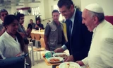 Giáo hoàng Francis xếp hàng lấy đồ ăn - Ảnh: Osservatore Romano 