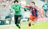 Juan Bernat (phải, Bayern) tỏ ra hụt hơi trước Atsuto Uchida (Schalke).