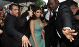 Kim Kardashian khoe ngực bốc lửa dưới trời mưa Paris