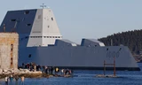 USS Zumwalt sừng sững trên đường tiến ra biển (Ảnh: AP)