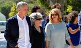 Mourinho đi cạnh mẹ (giữa) và thị trưởng thành phố Setubal (phải)