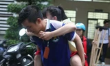 Xúc động, tình nguyện viên cõng nữ sinh gãy chân leo cầu thang