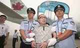 Một quan tham Trung Quốc bị dẫn giải từ Canada về nước tại sân bay quốc tế Bắc Kinh vào năm 2011 (Ảnh: Reuters)