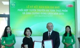 Đại diện Cục An toàn thực phẩm và công ty Acecook Việt Nam cùng nhau kí kết thỏa thuận hợp tác.