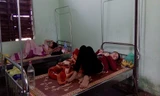 Các bệnh nhân đang được cấp cứu tại Trạm Y tế xã Phúc Trạch