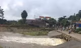 Ba chị em bị lũ cuốn, một người mất tích