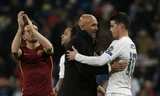 Florenzi (trái) và HLV Spalletti chúc mừng cầu thủ Real sau trận đấu. Ảnh: Reuters.