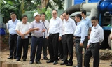 Bí thư Nguyễn Thiện Nhân thị sát máy bơm.