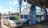Xe ô tô vào làn thu phí và không di chuyển dù trạm thu phí đã mở cổng