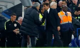 Conte và Mourinho bắt tay nhau sau trận đấu. Ảnh: Reuters.