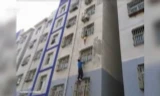 'Người nhện Trung Quốc' cứu bé 2 tuổi lơ lửng trên cửa sổ