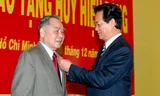 Thủ tướng Nguyễn Tấn Dũng trân trọng trao huy hiệu 55 tuổi Đảng cho nguyên Thủ tướng Phan Văn Khải.